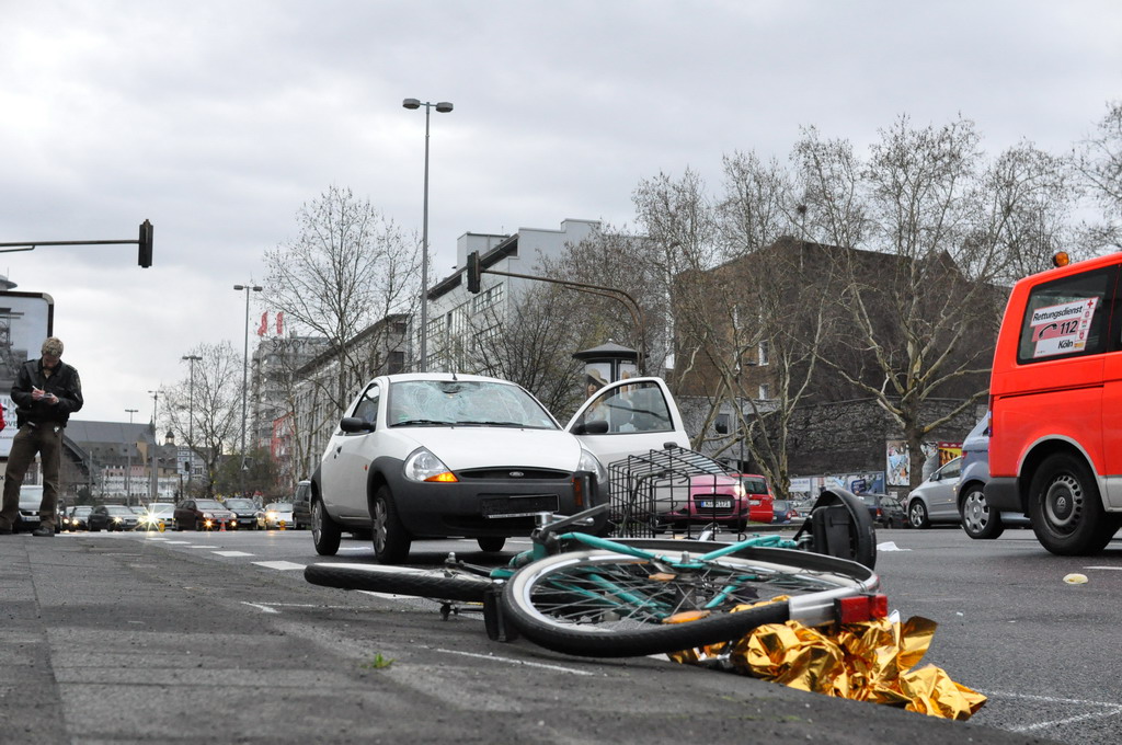 VU PKW gegen Rad Koeln Turinerstr P07.JPG